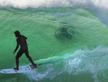 Έκανε σέρφινγκ με καρχαρία και το συνειδητοποίησε βλέποντας την φωτογραφία!